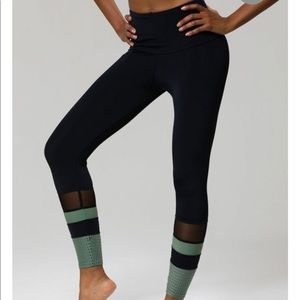 Onzie midi racer 7/8 legging in black/sage